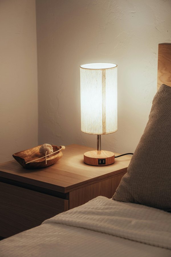 Créez une ambiance chaleureuse avec une lampe de chevet LED design